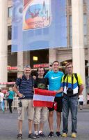 Andreas Vojta (team2012.at) mit dem Fanclub des TSV Sparkasse Hartberg bei der LA-WM 2013 in Moskau