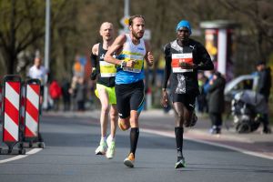 Hannover Marathon 2022 - Florian Prüller (links), Frank Schauer (mitte) Foto © Larasch.de / Markus Herkert